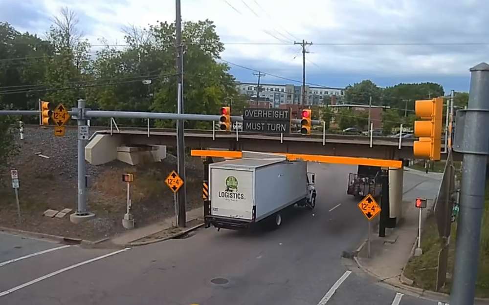 «Мост глупости» вскрыл грузовик, как консервы - видео