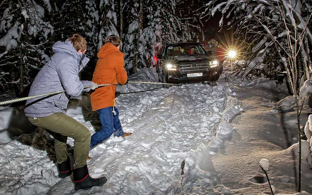 Инструкция: как правильно вытащить автомобиль из снега с помощью троса?