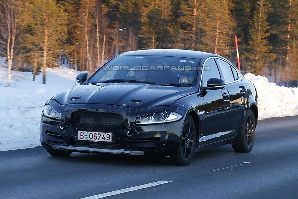 Папарацци впервые запечатлели новый компактный седан Jaguar