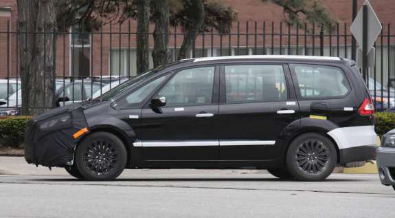 Появление минивэна Ford S-Max нового поколения (на фото - его тестовый «мул») ожидается в 2014 году