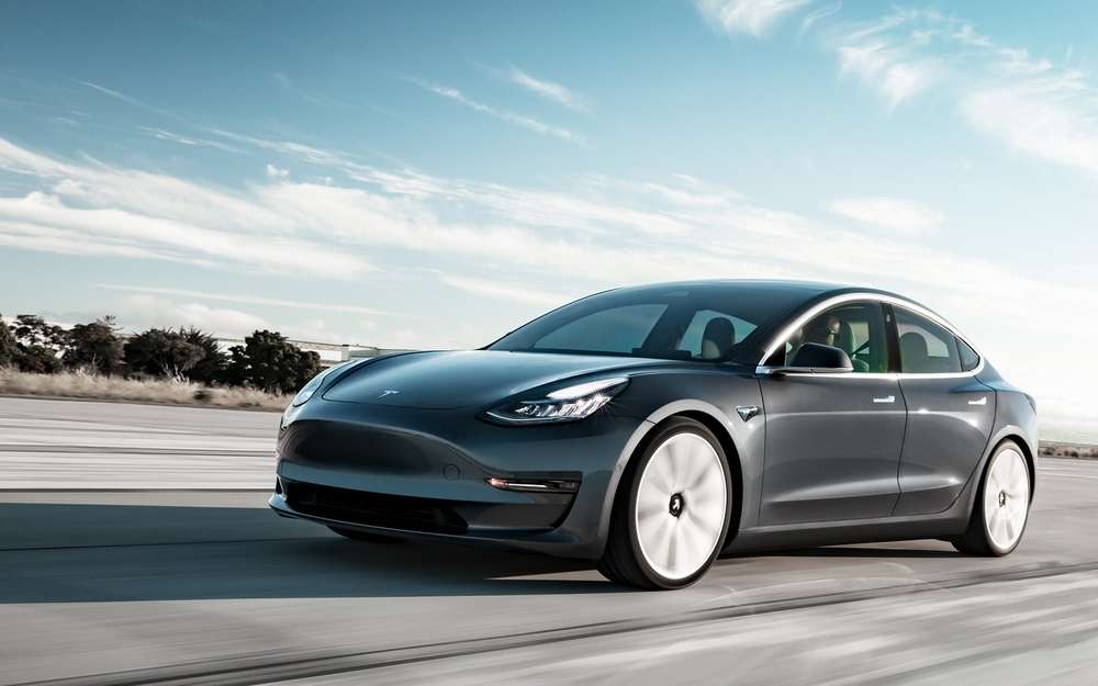 Везет же (не нам!): Tesla снижает цены, чтобы поднять спрос