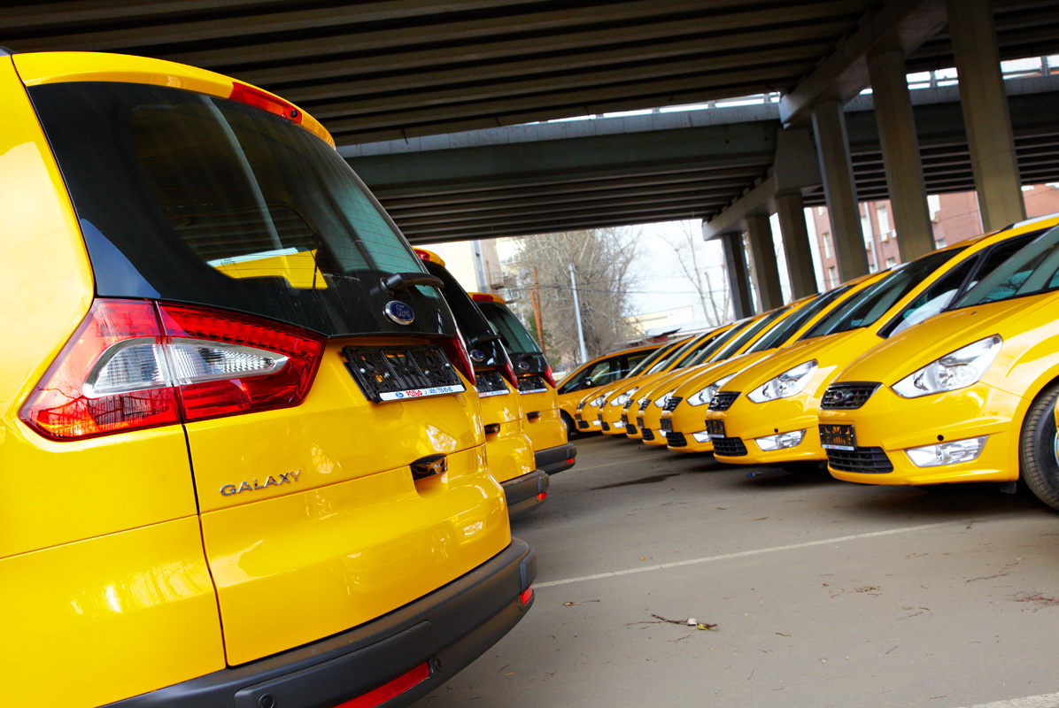 Нов такси для водителей. Ford Galaxy такси. Желтый Форд галакси. Ford Galaxy таксопарк. Форд галакси 2014 желтый.