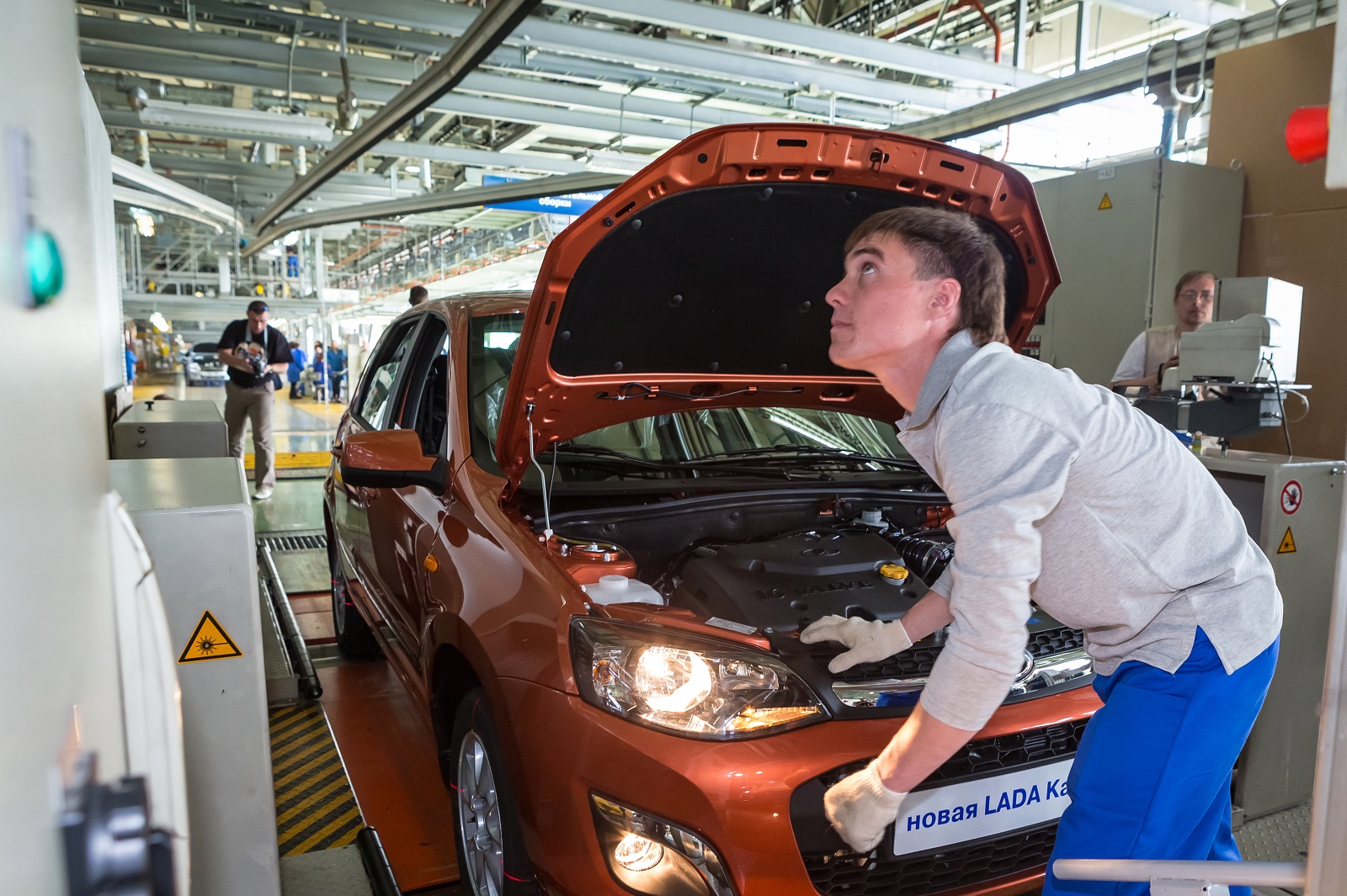 Легковой автомобиль ваз поступает в продажу от производителя в розничную торговлю
