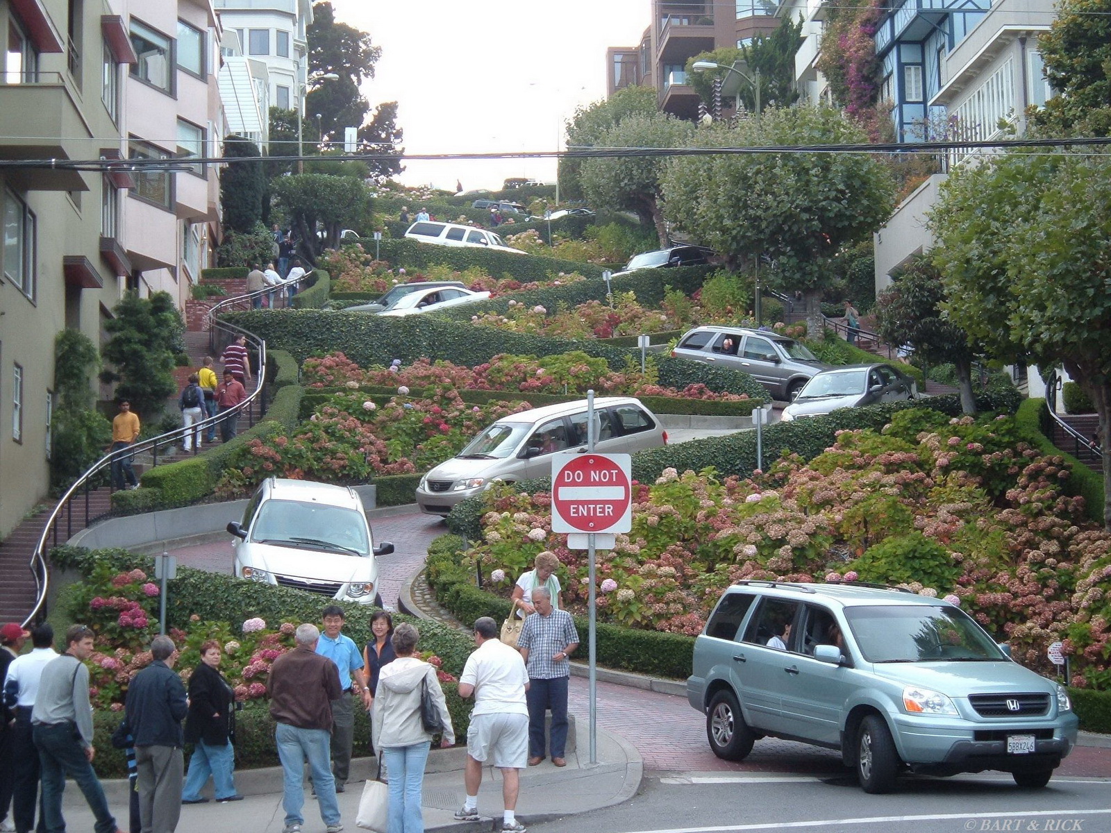 Глупый улица. Сан Франциско самая Извилистая улица. Ломбард-стрит в Сан-Франциско. Сан Франциско самая кривая улица в мире. Извилистая тропинка в Сан Франциско.