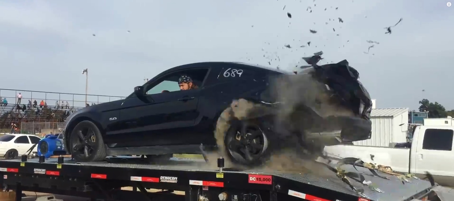 Ford Mustang разогнался на месте до взрыва колеса (ВИДЕО)
