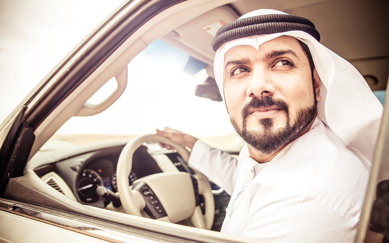 Машина мусульманина. Араб за рулем. Арабский Шейх за рулем. Арабы на машинах. Арабский мужчина в машине.