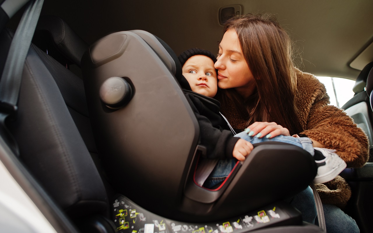 Безопасность в машине на заднем сиденье. Езда без кресла для ребенка. Безопасное вождение для детей. Выбор автокресла. Машина для женщины с двумя детьми.