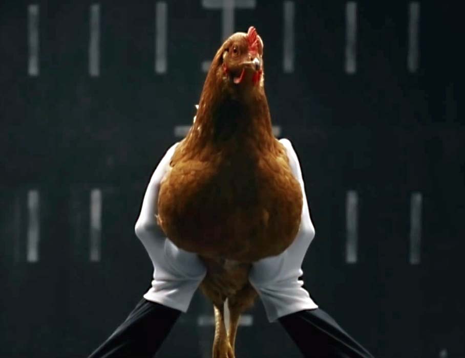 Реклама мерседес с курицей. Курица анимация. Бешеная курица. Курица танцует. Гифки курица.