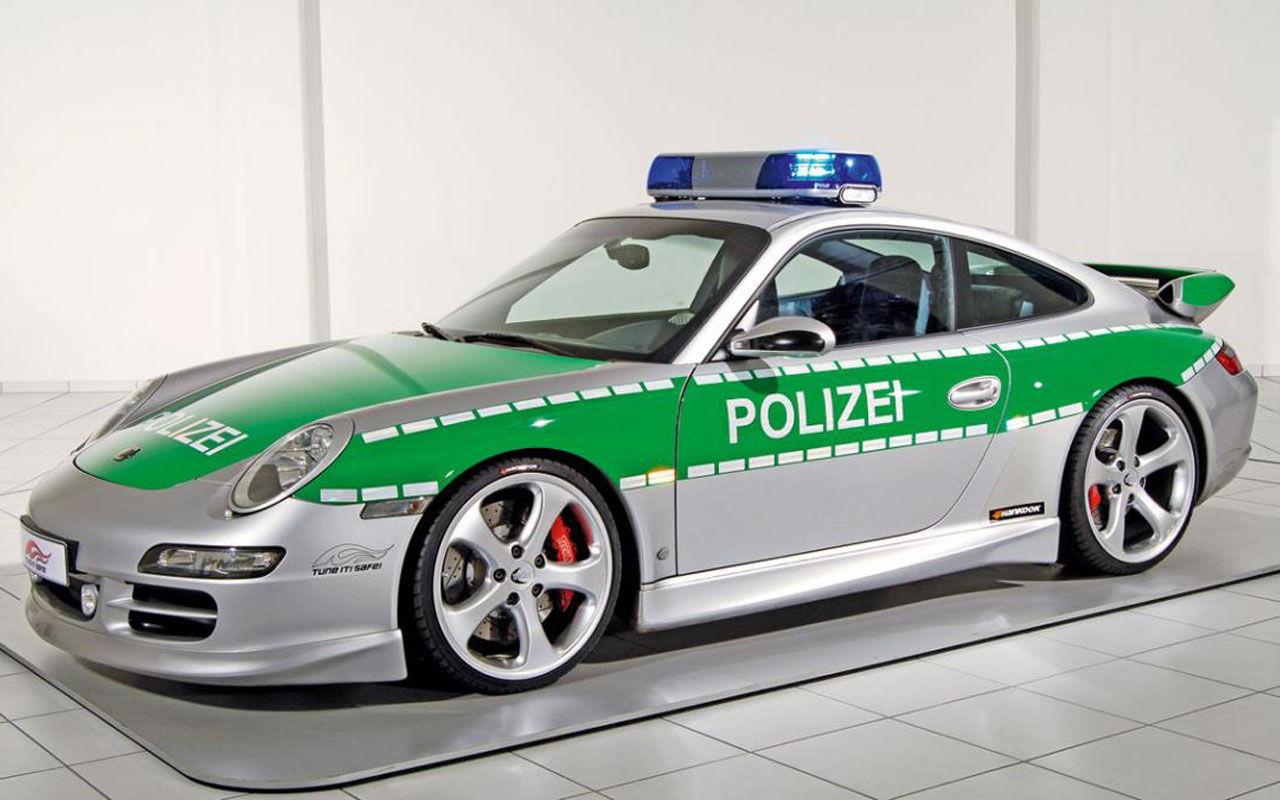 Зеленая полицейская машина. Порше 911 полиция. Порше 911 полиция Германия. Полиция Дубай Порше 911. 911 Порше Police.
