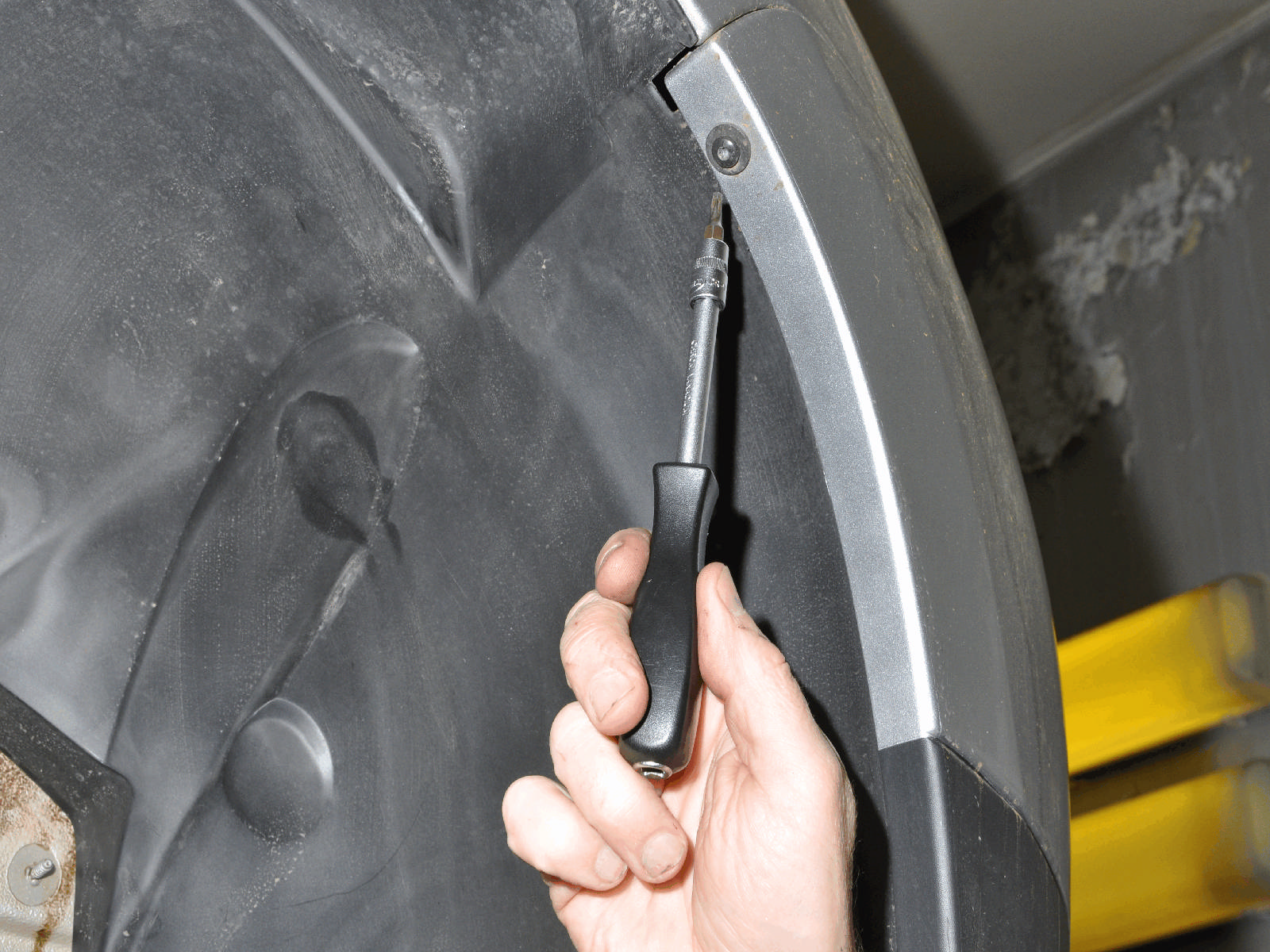 Клипса avers 9018906104-50. Крепления локеров фольксваген. Volkswagen passat b5 крепление локеров. Болты крепления подкрылка калина 1 передняя. Крепление подкрылков к бамперу.