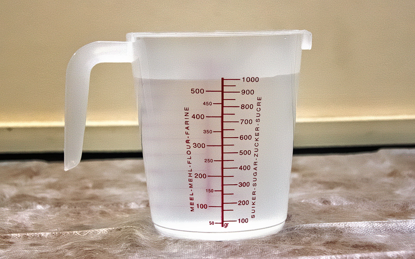 Как налить 5 л. Мерная линейка для емкости 32 литра. Мерный стакан с водой. Мерный стакан литр. Мерный стакан 1 литр.