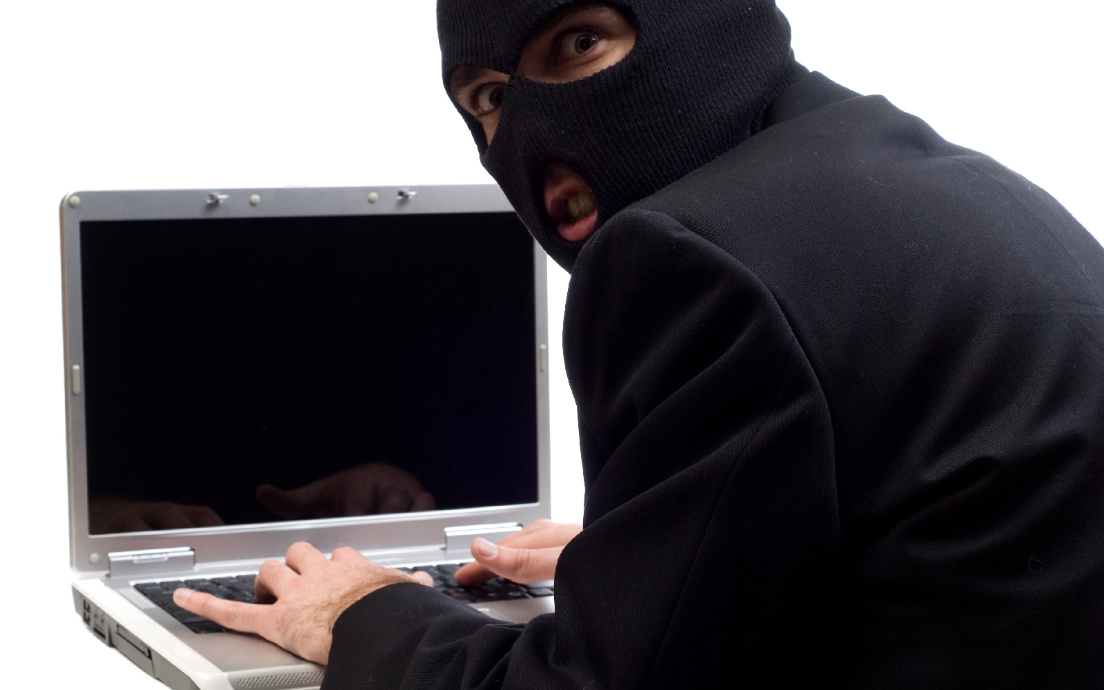 Борьба с интернет мошенничеством. Мошенник за ПК. Хакеры в интернете. Компьютерный преступник.
