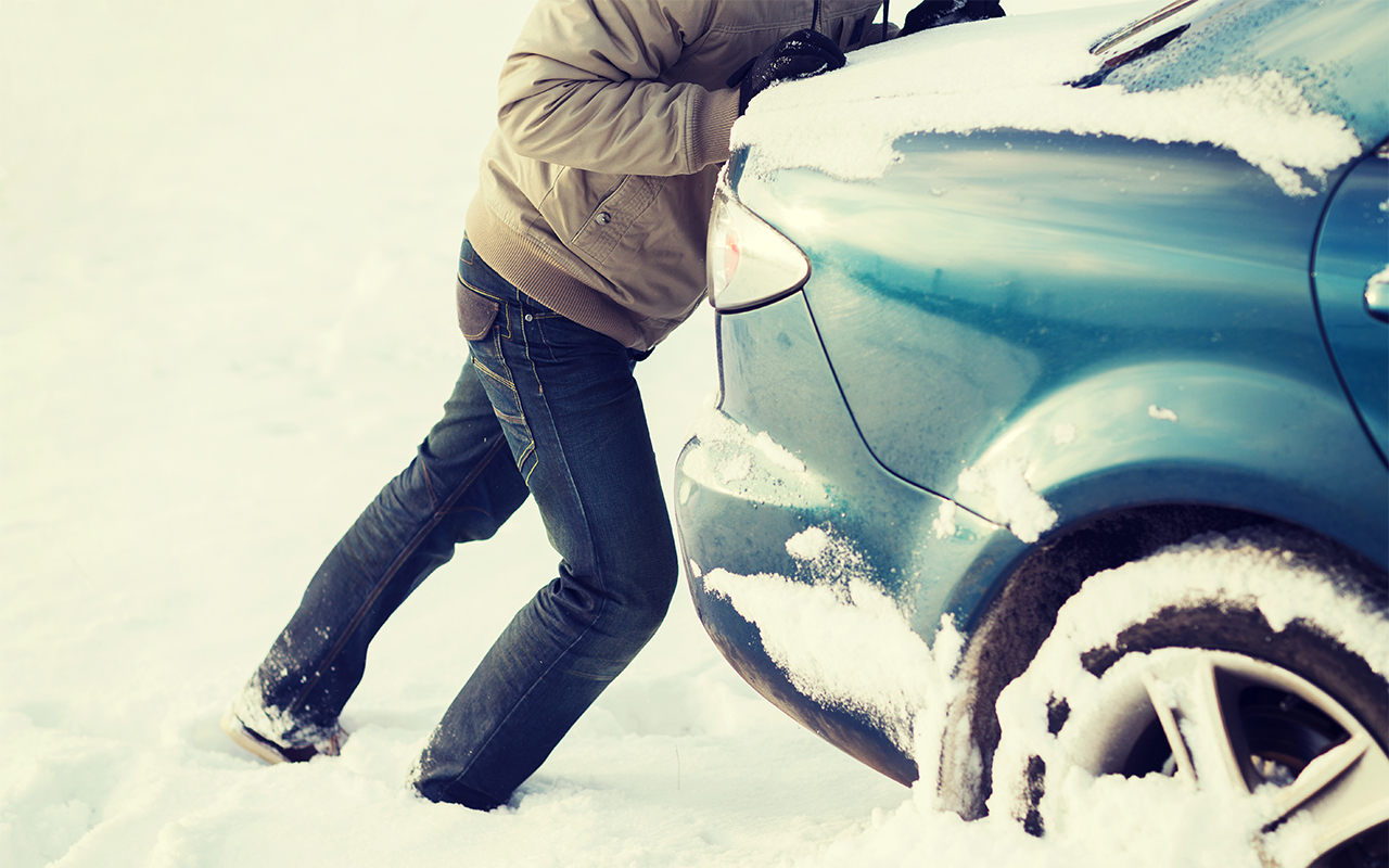 Помощь снежку. Выталкивать из сугроба машину. Автомобиль застрял в снегу. Мужики толкают машину в снегу. Толкают машину зимой.