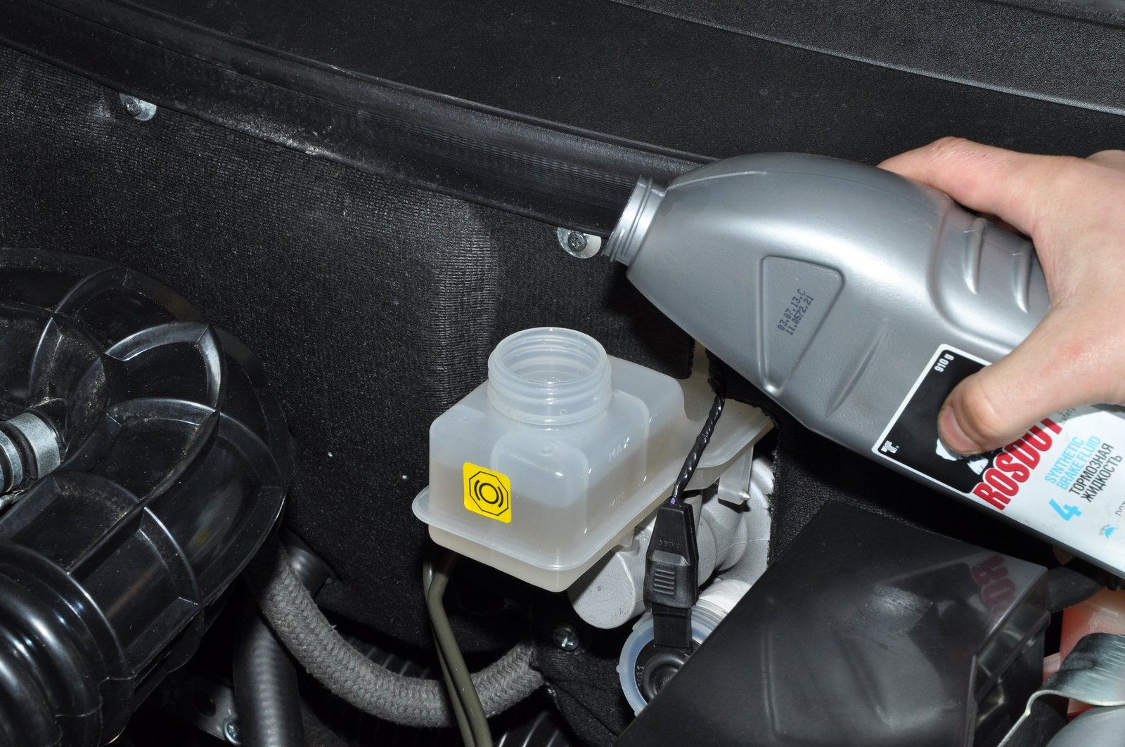 Замена тормозной жидкости в автомобиле — инструкция для новичков