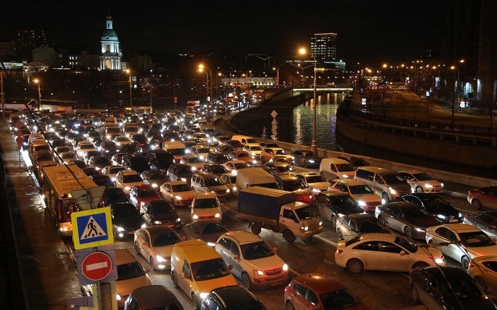 Час пик на дорогах. Пробки в Москве. Московские пробки. Москва много машин. Пробка машин.