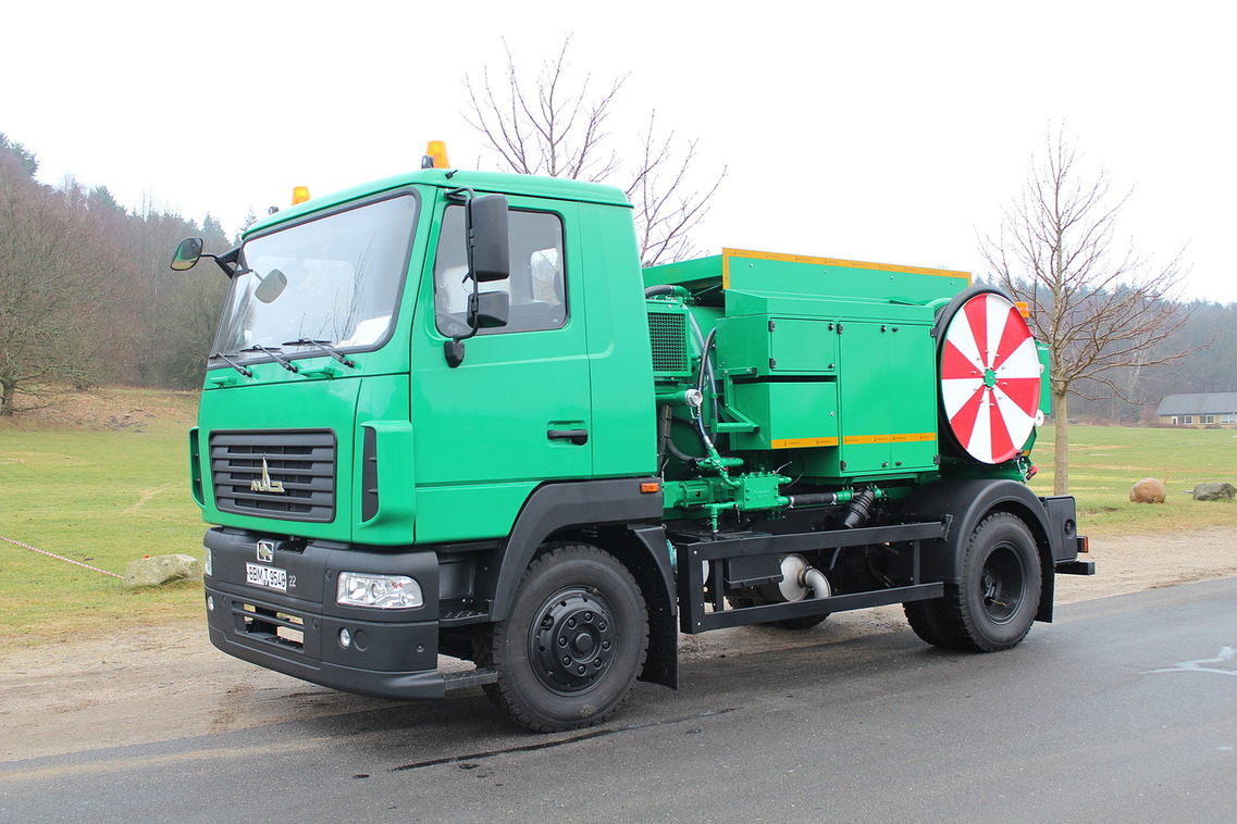 Спецтехника маз. Маз 5550с3. Грузовик маз строительная техника. Грузовой самосвал maz. Техника коммунальная на базе маз.