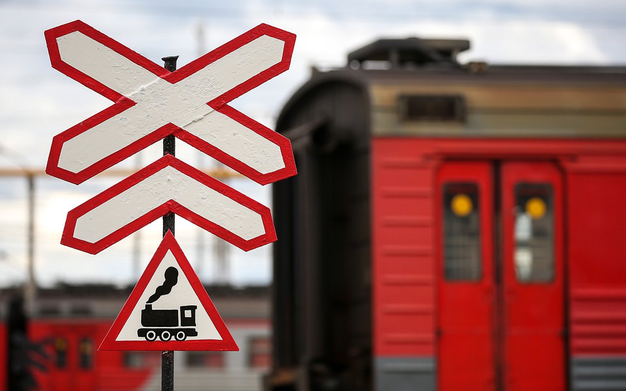 Level crossing. Железнодорожный переезд. ЖД шлагбаум. Железнодорожныепереезд. Шлагбаум на железной дороге.