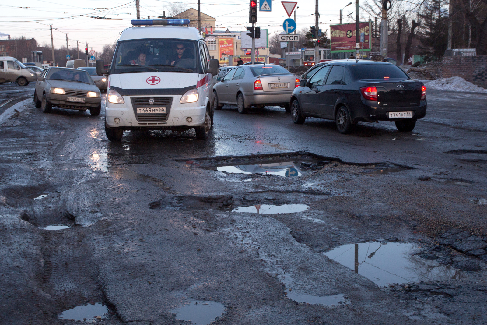 Плохие дороги. Плохие дороги. Плохие дороги в россии. Почему дороги хуже. Ужасные дороги россии.