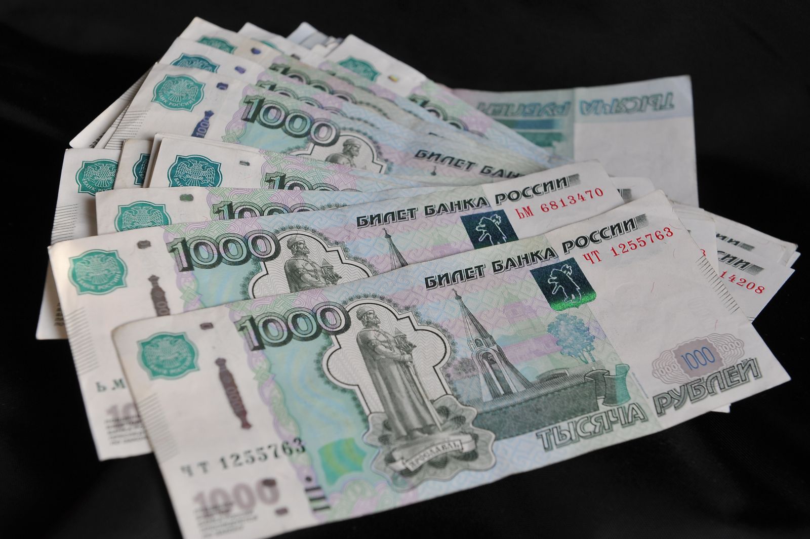 В размере три тысячи рублей. 1000 Рублей. Деньги 1000 рублей. Деньги 15 тысяч рублей. Купюры по 1000 рублей.