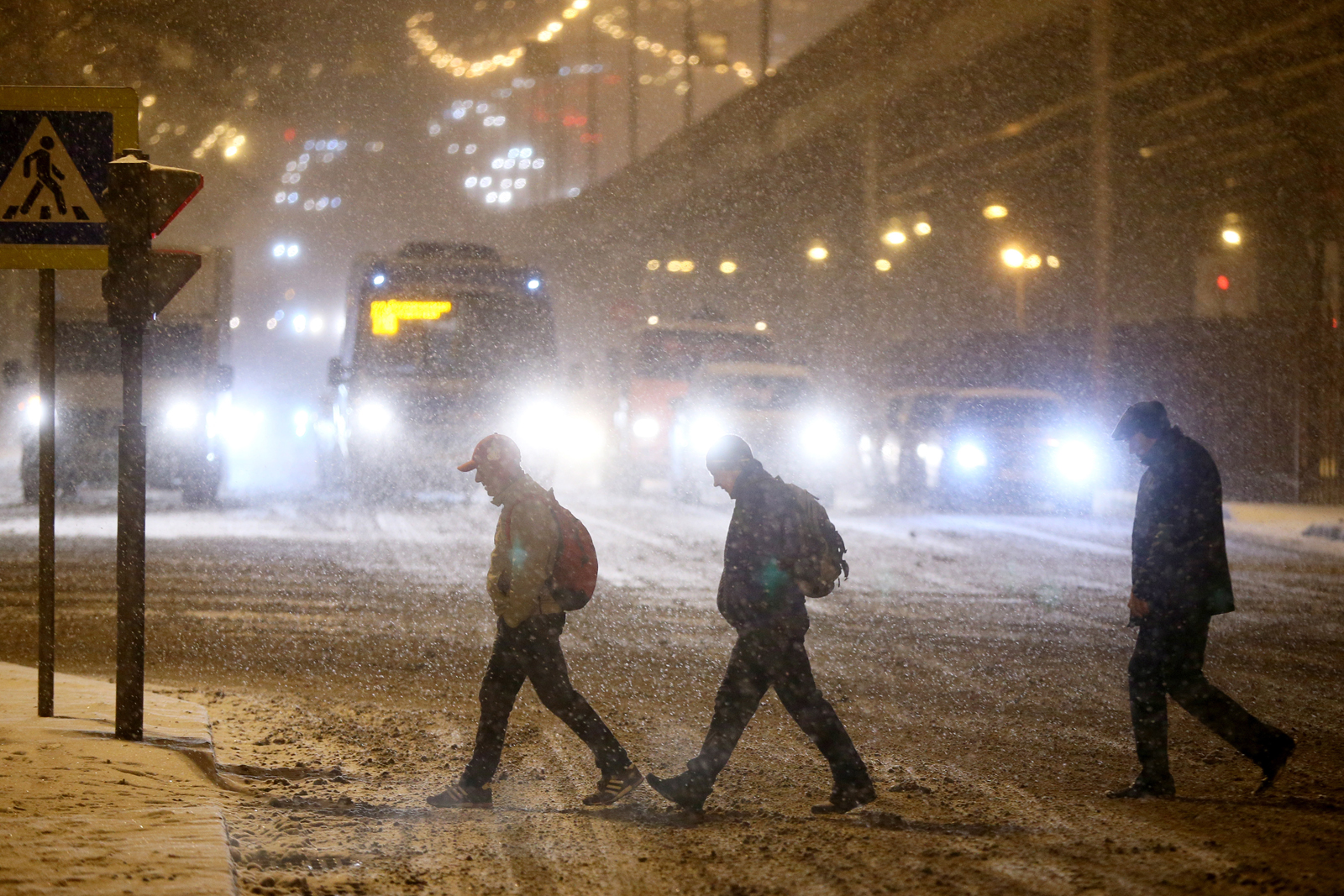 Пешеход россии. Пешеходы зимой. Пешеходы зимой на дороге. Пешеходы в снегопад. Гололед для пешеходов.