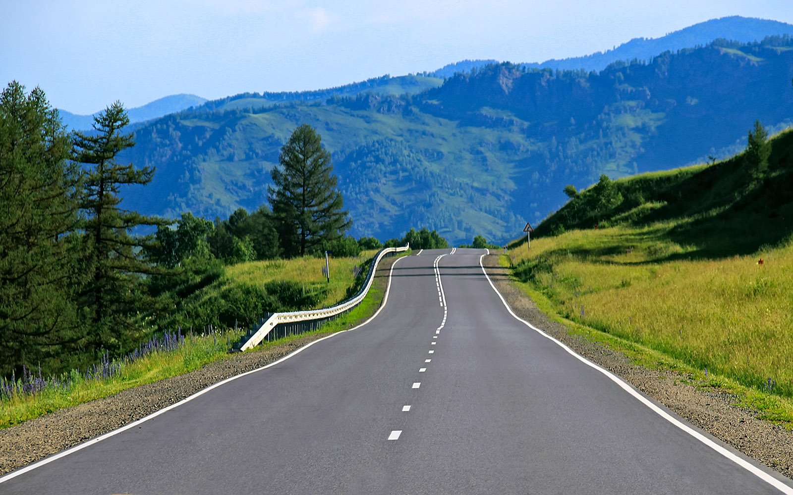У самого края дороги. Норвегия автострады. Красивые дороги. Дорога в гору. Красивая дорога.