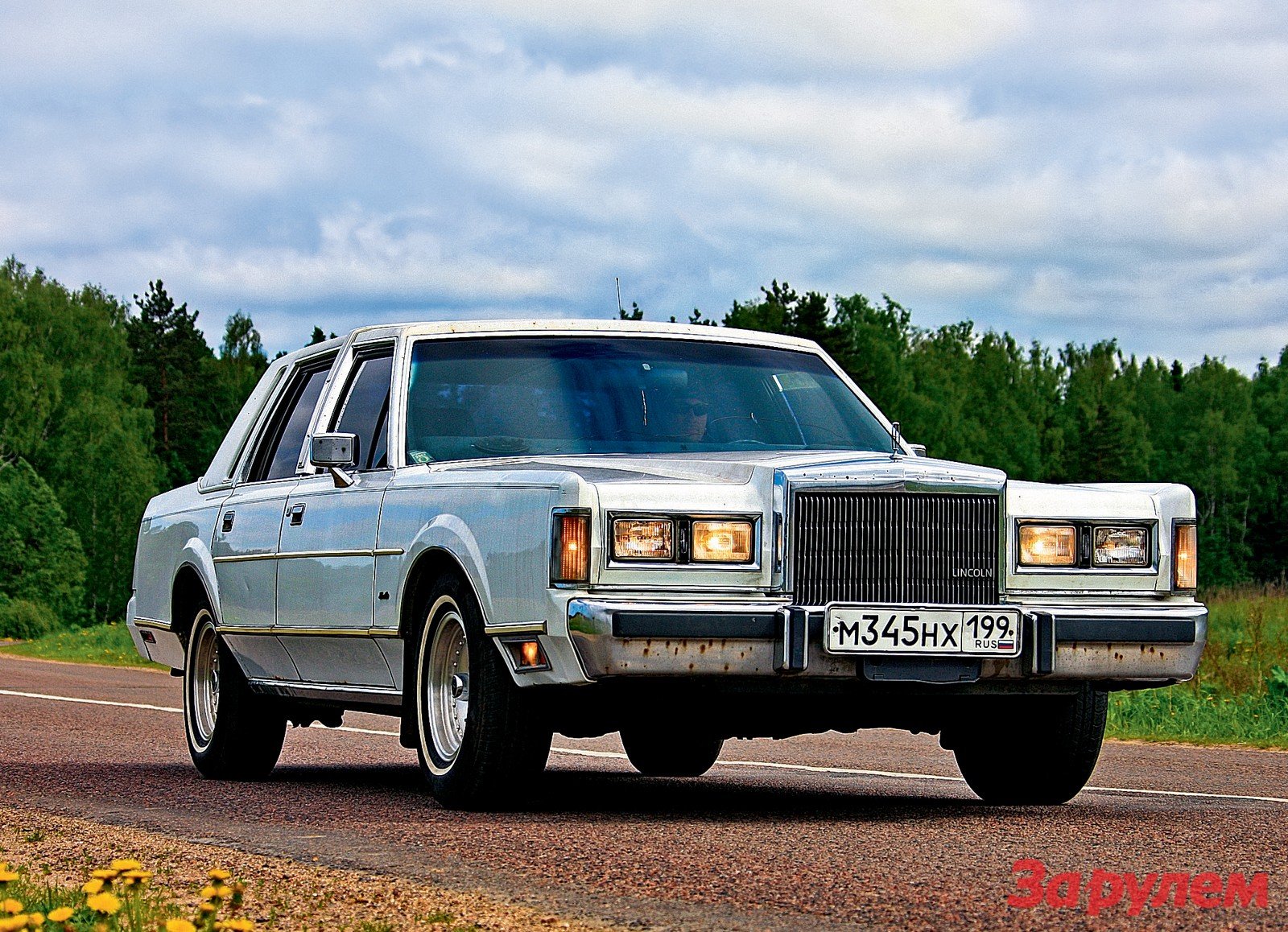 Белый пароход Lincoln Town Car.