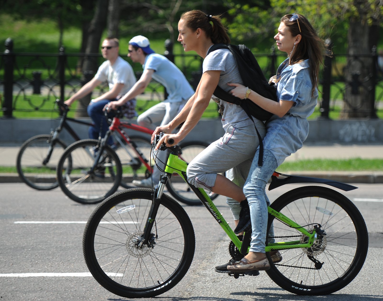 Приложение для езды на велосипеде. Езда на велосипеде. Пассажир на велосипеде. Велосипедист в городе. Подросток на велосипеде.
