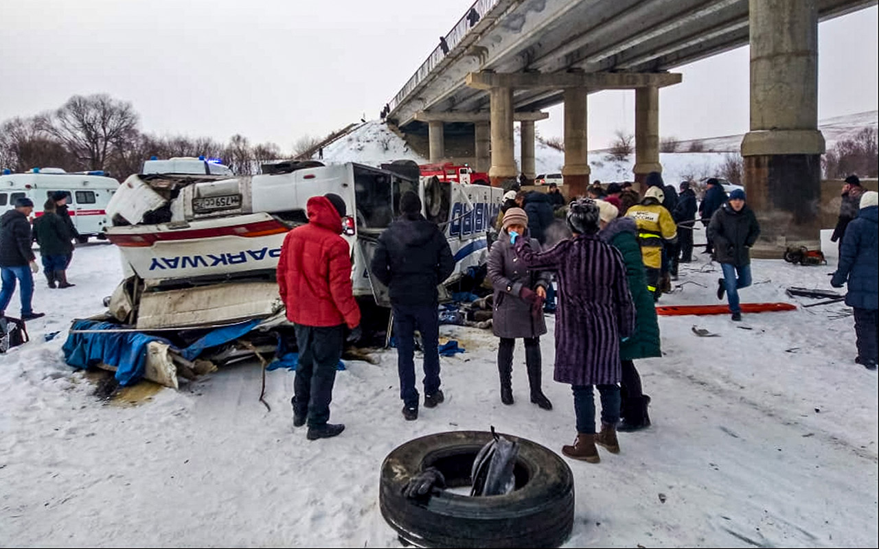 4 декабря 2019 года. Автобус рухнул с моста в Забайкалье. Автобус упал с моста в Забайкалье 2019. Авария в Забайкалье автобус.