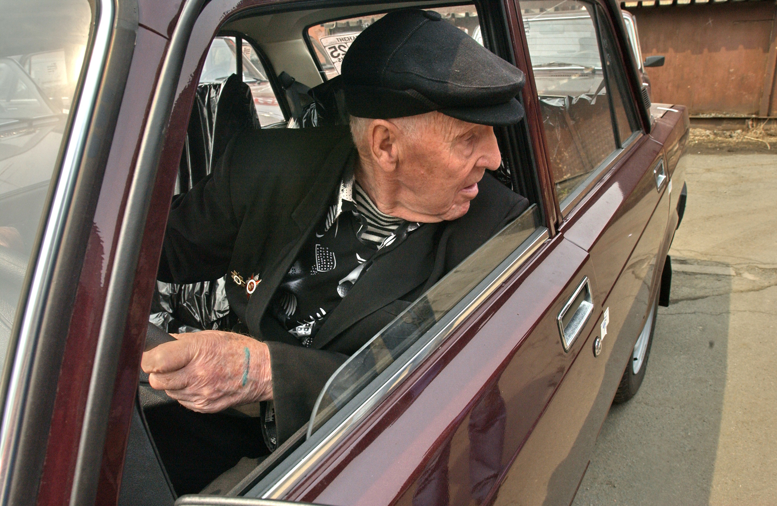 В россии запретят старые. Дед за рулем. Дедушка в машине. Старик за рулем. Машина для пенсионеров.