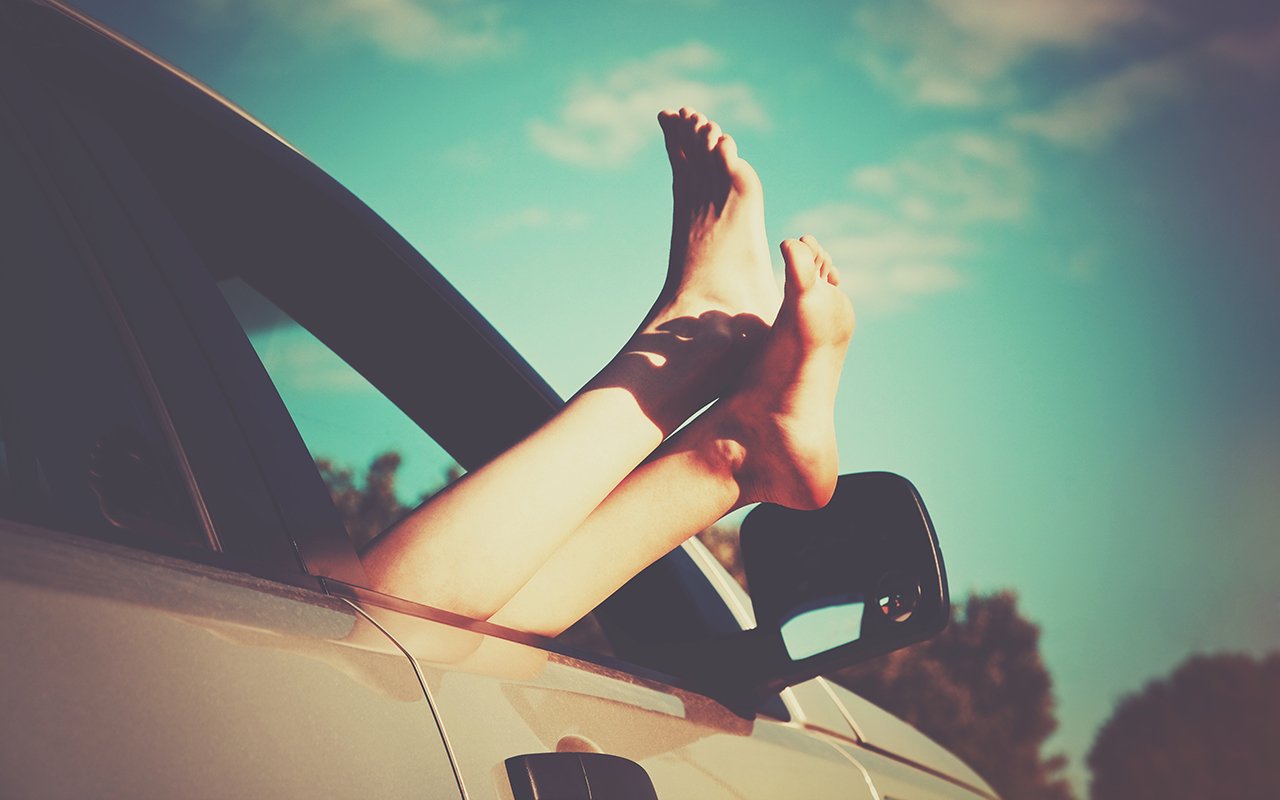 Legs cars. Ноги в окне машины. Ноги из окна машины. Ноги в окно авто. Ноги из машины.