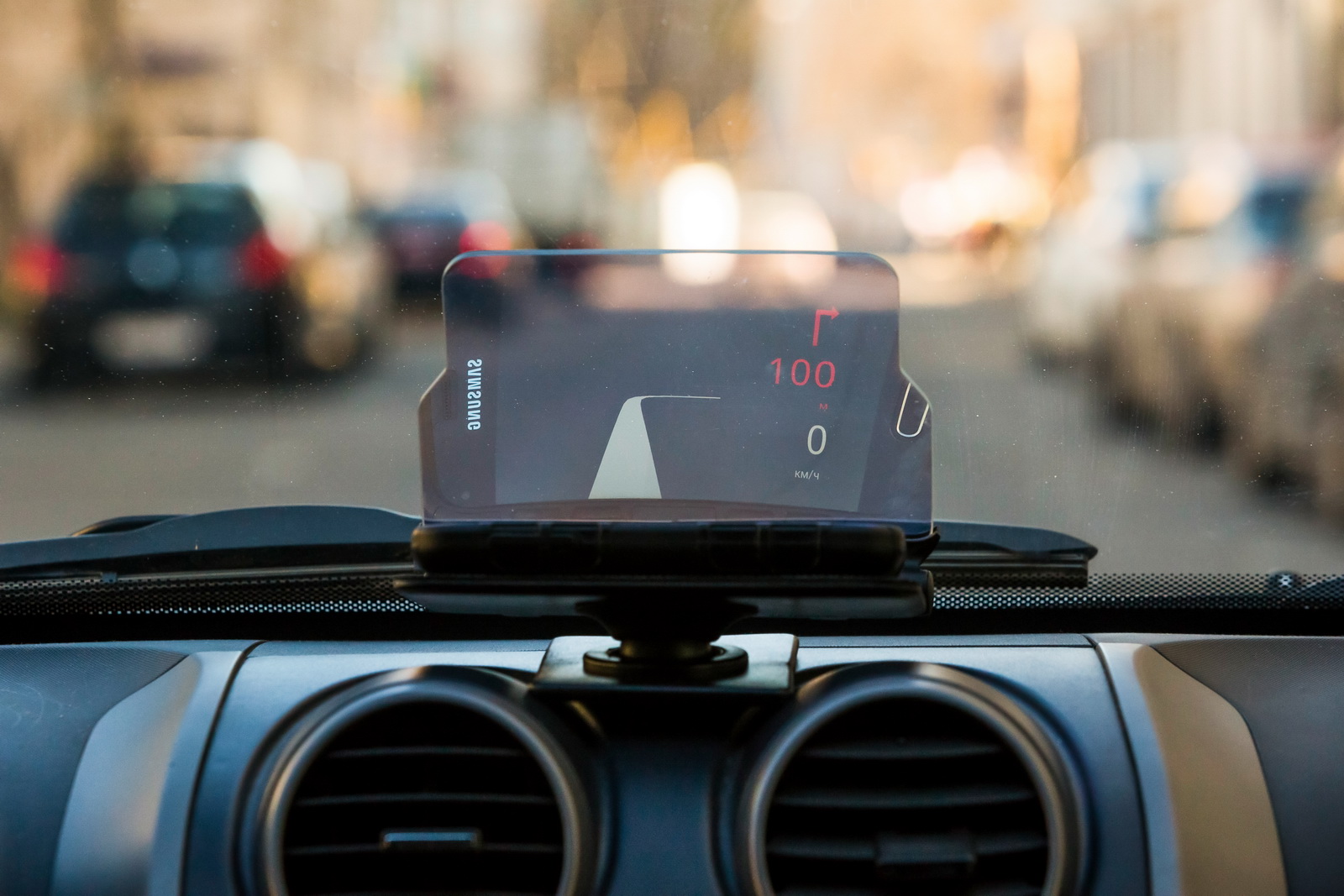 Экран на лобовое стекло автомобиля. Проекционный дисплей rx350. Проекционный дисплей Hudway Glass. Проекционный дисплей BMW f15. 216d BMW проекционный дисплей индикатора.