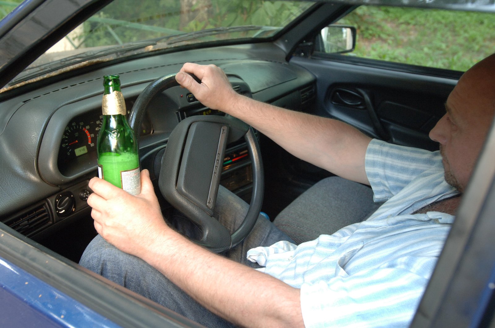 Водитель пьет за рулем. Пьяница за рулем.