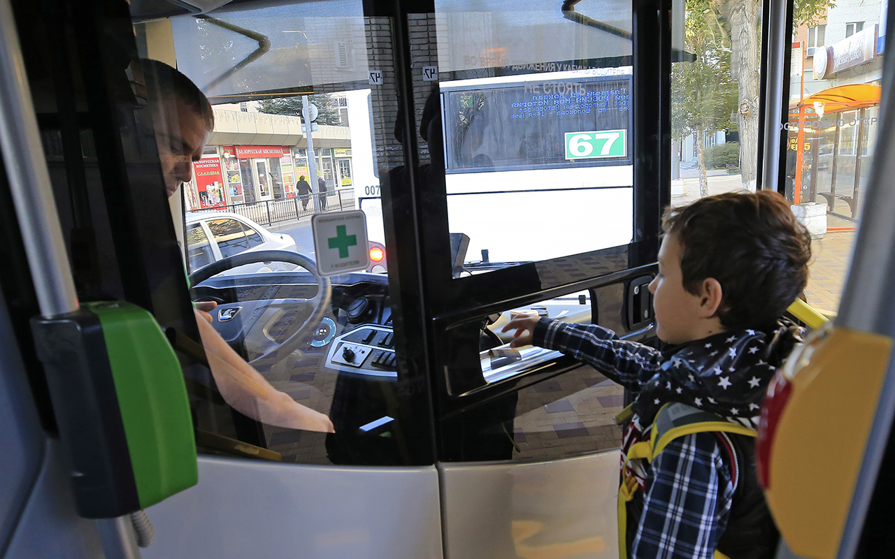 Оплата автобуса детям. Общественный транспорт для детей. Школьники в общественном транспорте. Школьник в маршрутке. Автобус для детей.