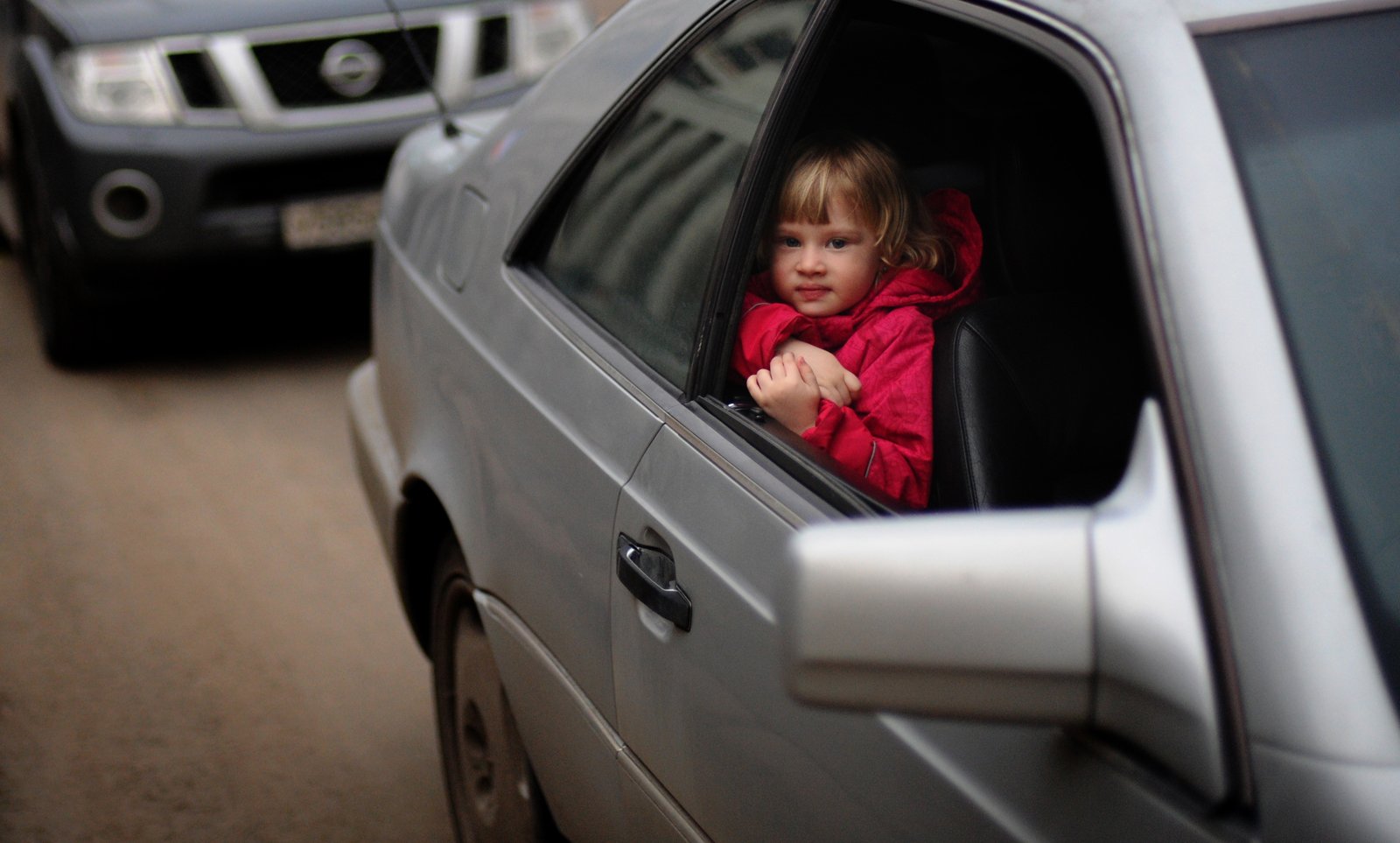 Включи рядом ребенок. Автомобиль для детей. Ребенок возле машины. Ребенок рядом с машиной. Для малышей. Машины.