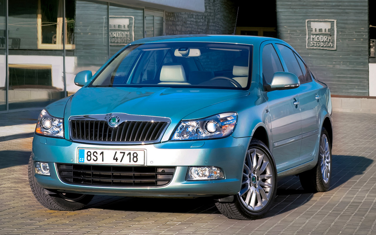 Toyota Corolla E140 - просторный и надежный седан с удобным салоном