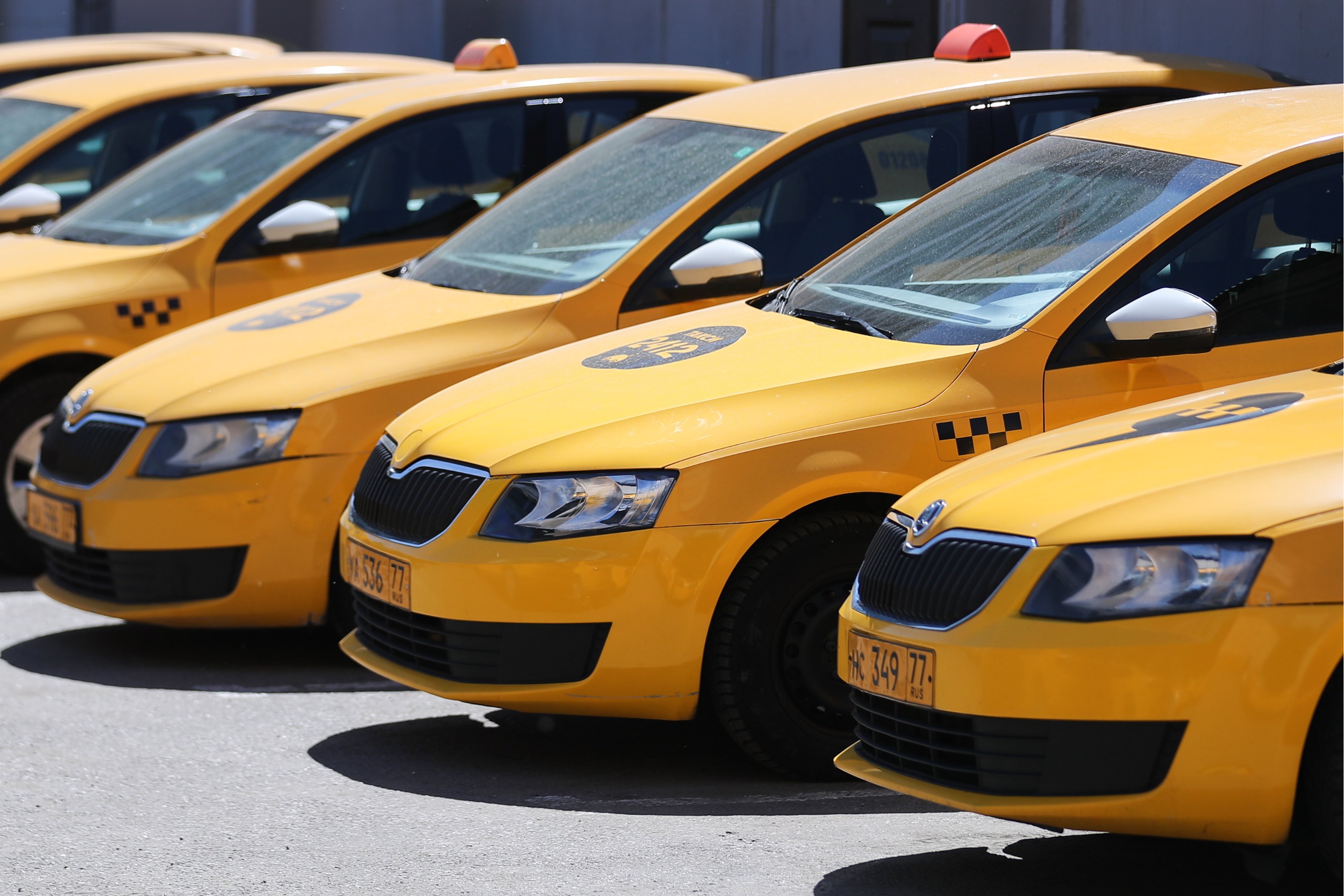 Таксопарк новые. Машина "такси". Автомобиль «такси». Машины такси в Москве. Такси фото.