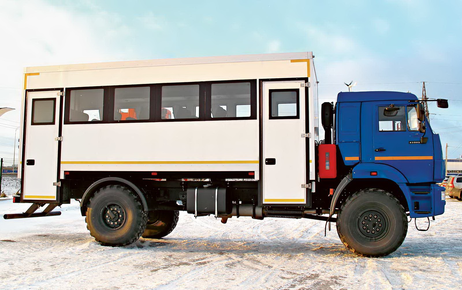 Урал 4322 вахтовка. Автобус вахтовик. Автобус вахтовик. Камаз 43118 вахтовка. Камаз 43118 вахтовка нефаз.