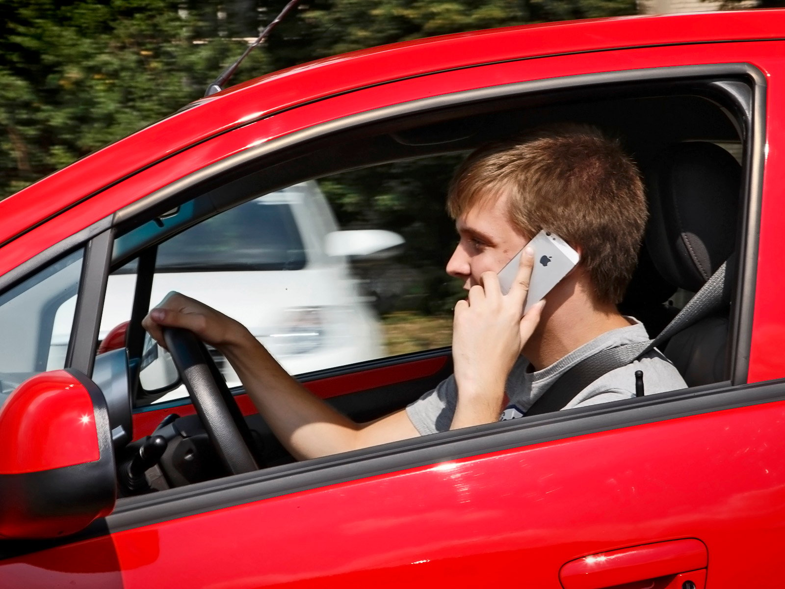 Разговаривать по телефону за рулем. Телефон за рулем. Водитель с телефоном. Мобильники за рулём. Разговор по мобильному.
